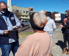 agentes do controle social e da ouvidoria da CGE entrevistam beneficiários do cartão comida boa.