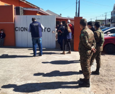 agentes do controle social e da ouvidoria da CGE entrevistam beneficiários do cartão comida boa.