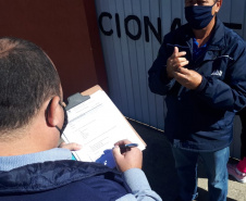 agentes do controle social e da ouvidoria da CGE entrevistam beneficiários do cartão comida boa.