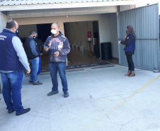 agentes do controle social e da ouvidoria da CGE entrevistam beneficiários do cartão comida boa.