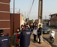 Equipe da CGE Itinerante entrevista pessoas.