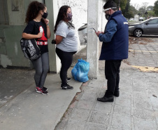 Equipe da CGE Itinerante entrevista pessoas.