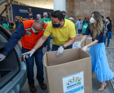 Raul Siqueira e a primeira-dama Luciana Massa recolhem brinquedos no Paraná Piá