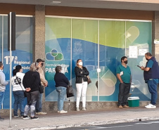 Trabalho da CGE itinerante entrevistando pessoas.