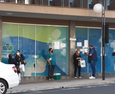 Trabalho da CGE itinerante entrevistando pessoas.