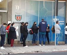 Trabalho da CGE itinerante entrevistando pessoas.