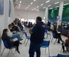 Trabalho da CGE itinerante entrevistando pessoas.