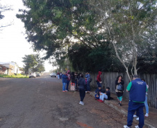 Trabalho da CGE itinerante entrevistando pessoas.