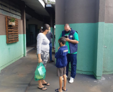 Trabalho da CGE itinerante entrevistando pessoas.