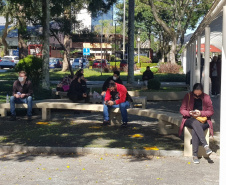 alunos aguardam abertura dos portões