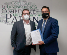 neto e Raul apresentam documento