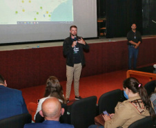 agentes assistem a palestra no auditório do MON