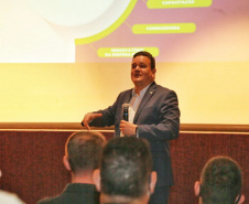 agentes assistem a palestra no auditório do MON