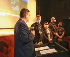 agentes assistem a palestra no auditório do MON