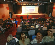 agentes assistem a palestra no auditório do MON