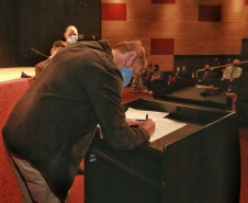 agentes assistem a palestra no auditório do MON