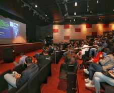 agentes assistem a palestra no auditório do MON