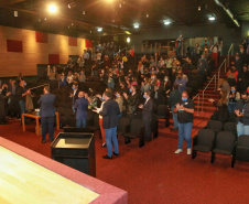 agentes assistem a palestra no auditório do MON