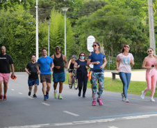 controlador-geral e equipe caminham no parque barigui