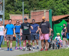 controlador-geral e equipe caminham no parque barigui