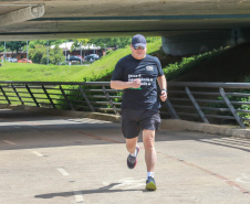 conrolador-geral corre no parque barigui