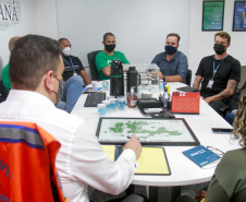 equipe do CGE Itinerante apresentam mapa com as cidades visitadas ao controlador-geral