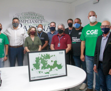 equipe do CGE Itinerante apresentam mapa com as cidades visitadas ao controlador-geral