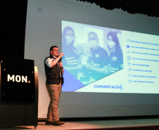 premiação de agentes no palco do auditório do MON