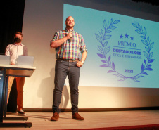 premiação de agentes no palco do auditório do MON