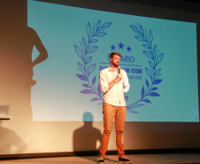 premiação de agentes no palco do auditório do MON