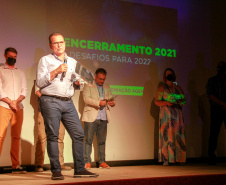 premiação de agentes no palco do auditório do MON