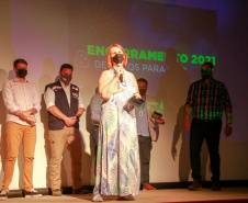 premiação de agentes no palco do auditório do MON