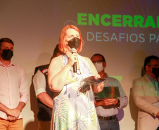 premiação de agentes no palco do auditório do MON