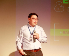 premiação de agentes no palco do auditório do MON