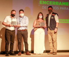 premiação de agentes no palco do auditório do MON