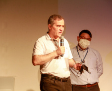 premiação de agentes no palco do auditório do MON