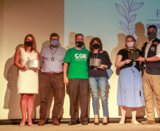 premiação de agentes no palco do auditório do MON