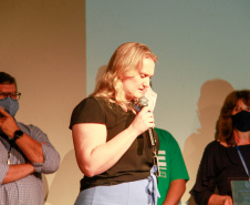 premiação de agentes no palco do auditório do MON