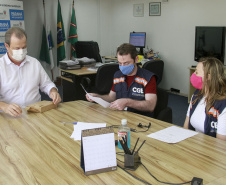 equipe enrega cartilhas físicas a representantes de órgãos do governo.