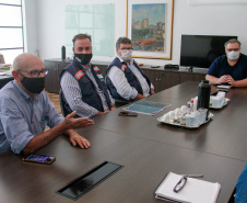 equipe da CGE entrega plano para diretor da biblioteca