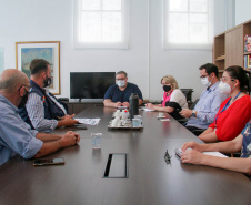 equipe da CGE entrega plano para diretor da biblioteca