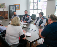 equipe da CGE entrega plano para diretor da biblioteca