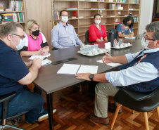 equipe da CGE entrega plano para diretor da biblioteca