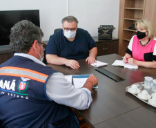 equipe da CGE entrega plano para diretor da biblioteca