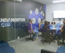 imagens de reunião dentro da sala transparente