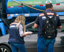 imagens da travessia de guaratuva com equipe conversando com usuários