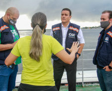 imagens da travessia de guaratuva com equipe conversando com usuários