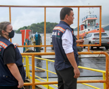 imagens da travessia de guaratuva com equipe conversando com usuários