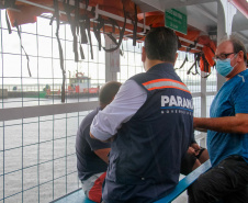 imagens da travessia de guaratuva com equipe conversando com usuários