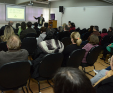 servidores das universidades assistem apresentação do Compliance